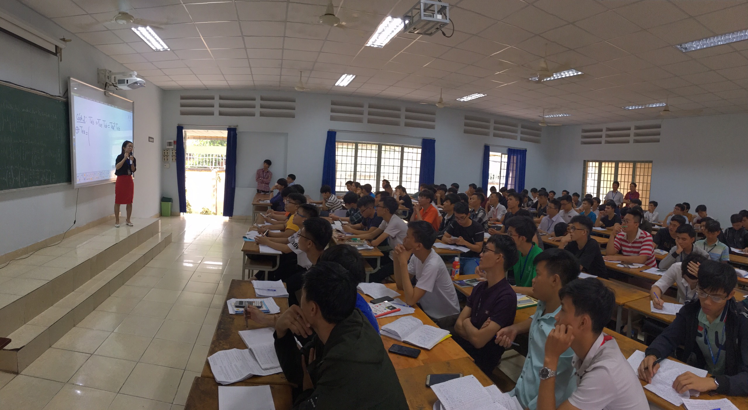 ban-giao-phong-hoc-tuong-tac-thong-minh-cho-truong-dai-hoc-giao-thong-van-tai-217-1